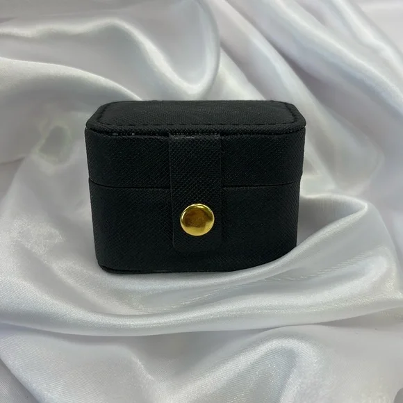 Gift Bundle of 3 Rings & Mini Storage - Picture 8 of 9